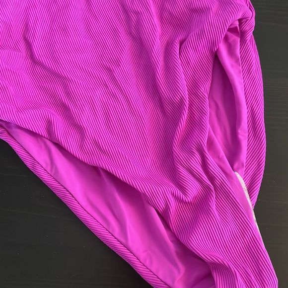 L Space Phoebe One-Piece Classic Swimsuit - Pitaya Size 4 - Picture 3 of 4